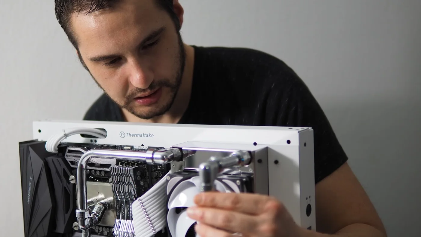 Anthony Labaune en train de monter un PC watercooling dans l’atelier Hardware31