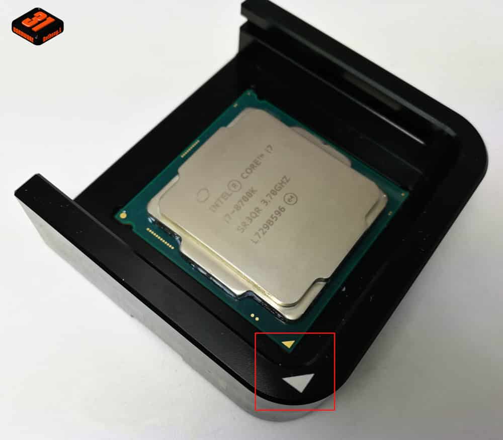 Insertion du CPU dans le delid tool pour notre tutoriel DELID pour décapsuler votre processeur Intel en toute sécurité